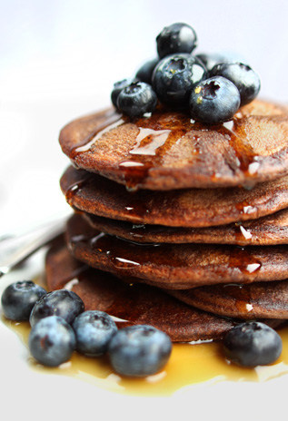 Schoko-Blaubeer-Pancakes mit Ahornsirup